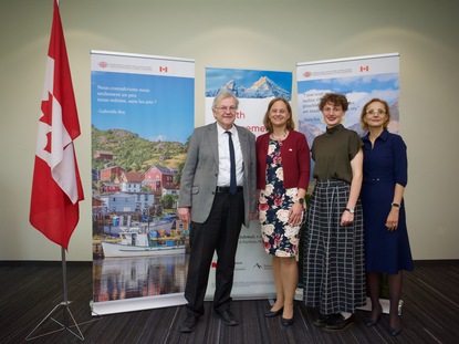 Nach der Preisverleihung in Toronto posieren vier Personen vor Kanada-Bannern und einer kanadischen Flagge. Von links: Professor Hans-Jürgen Lüsebrink im grauen Anzug, die deutsche Generalkonsulin Anne Wagner-Mitchell in einem geblümten Kleid mit roter Jacke, Dr. Miriam Neuhausen von der Universität Heidelberg in dunklem Oberteil und kariertem Rock sowie die ICCS/CIEC-Präsidentin Professorin Anna Branach-Kallas in einem dunkelblauen Kleid.