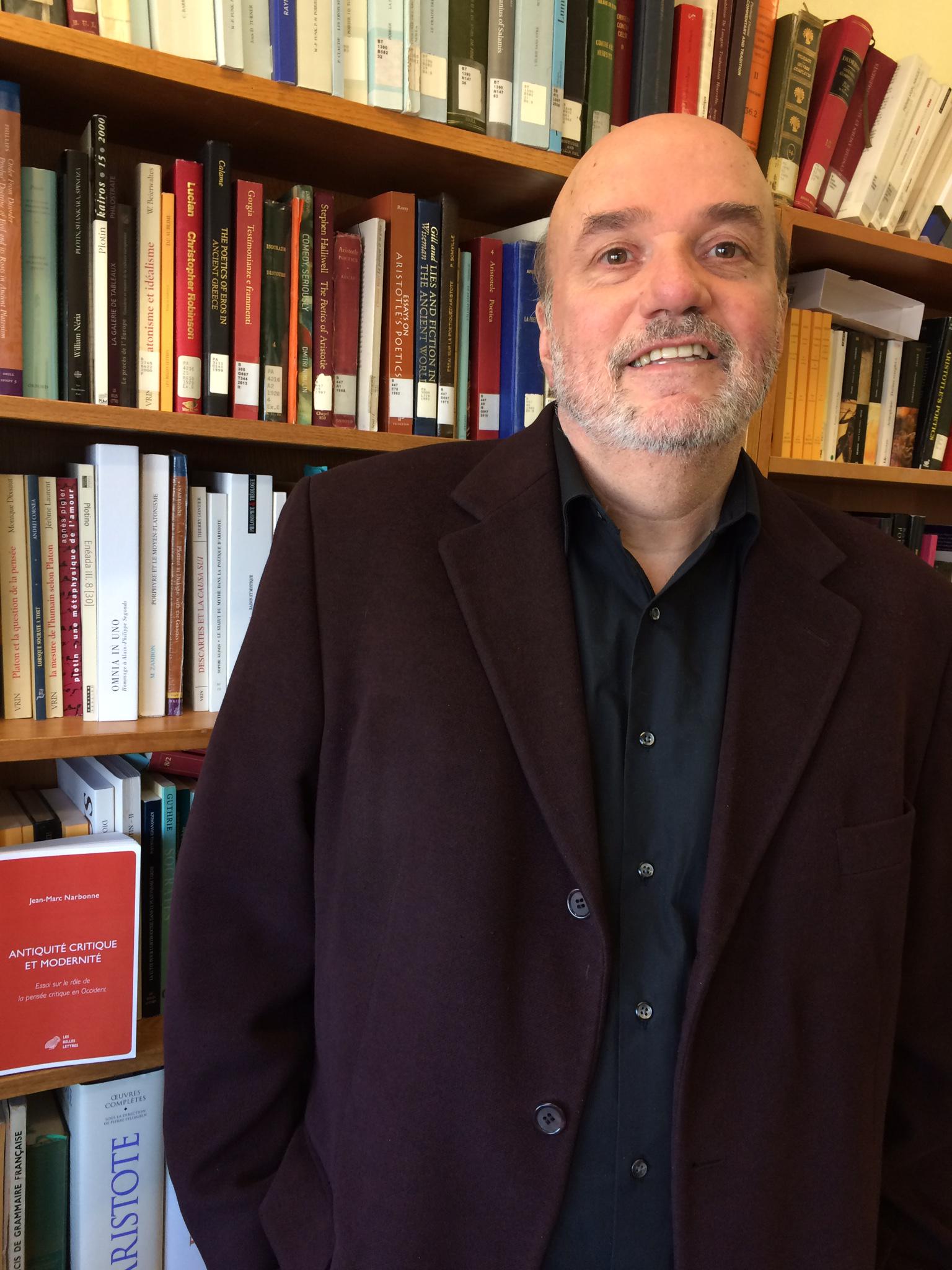 Porträt von Prof. Jean-Marc Narbonne vor einem Bücherregal.