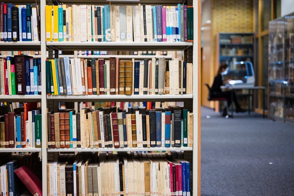 Bücherregal in der Bibliothek