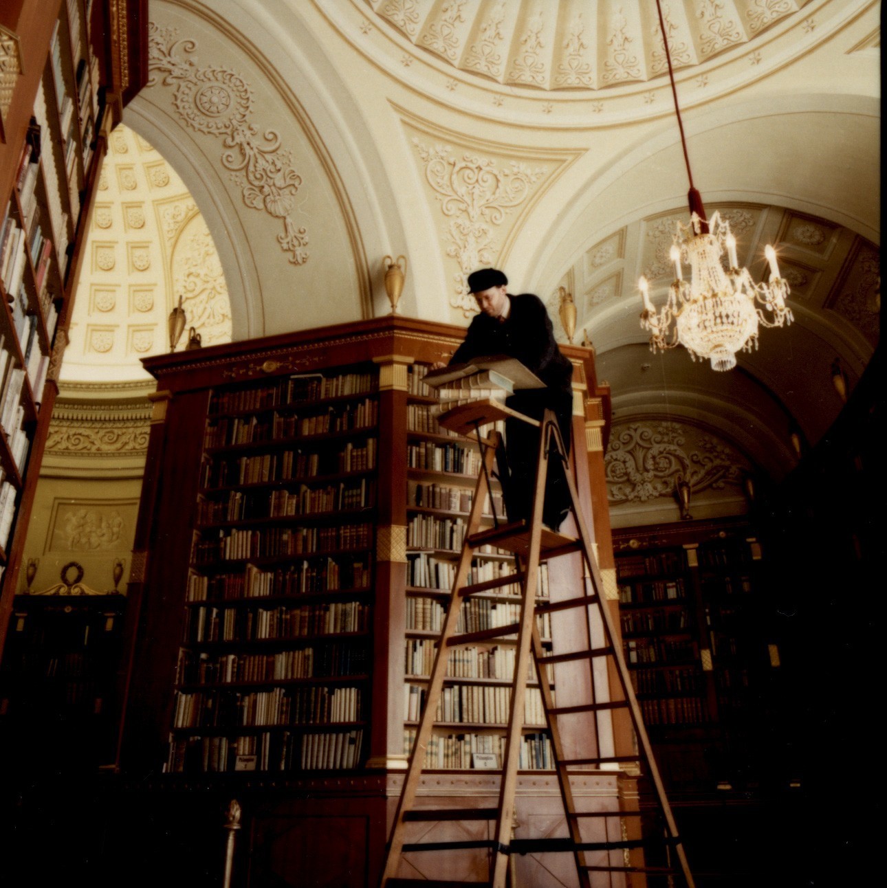 Professor Bogner in der Stiftsbibliothek Klosterneuburg