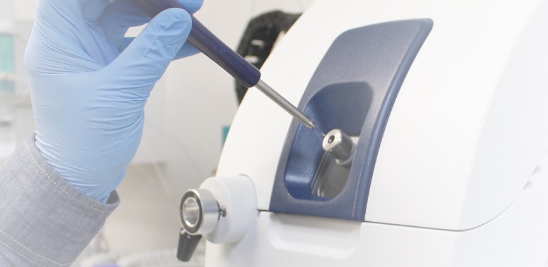 Kompaktes LC/MS-System Advion Expression L CMS zur Analyse und Identifikation chemischer Verbindungen mittels Flüssigchromatographie und Massenspektrometrie.