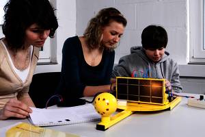 SchülerInnen experimentieren an Modellen von Solaranlagen