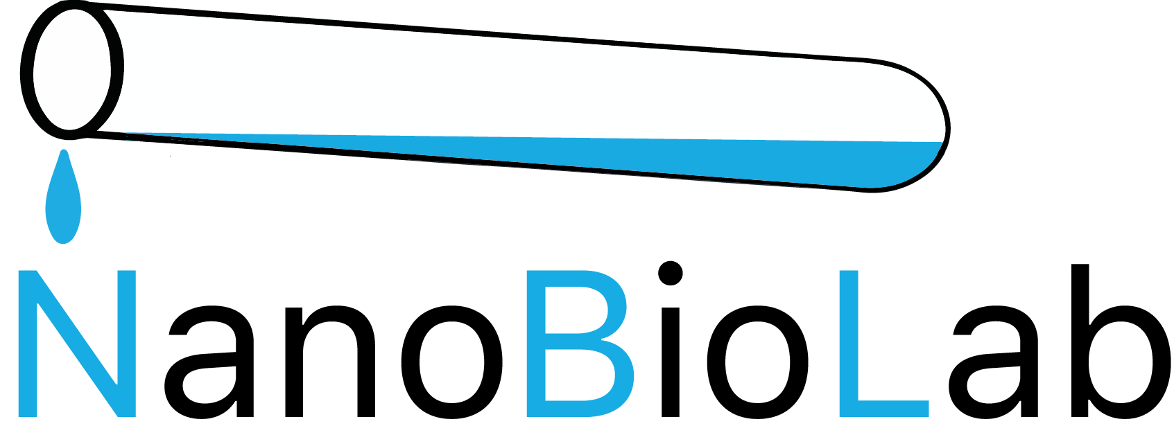 NanoBioLab Logo: in der unteren Zeile steht NanoBioLab, wobei das N von Nano, das B von Bio und das L von Lab groß und blau geschrieben sind und die andern Buchstaben sind klein und schwarz. Über allen Buchstaben sieht man ein leicht schräg gezeichnetes Reagenzglas mit einer blauen Flüssigkeit und ein Tropfen hängt über dem N