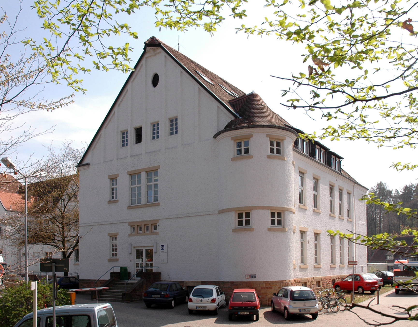 Frontalansicht von Gebäude 56 am Campus Homburg, Haupteingang. Barrierefreier Zugang links vom Gebäude.