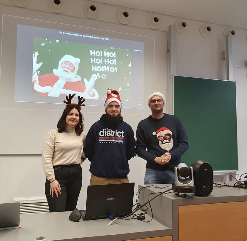 [Translate to englisch:] Laura Osbild, Andreas Kilian und Stefan Morana mit Weihnachtsmützen