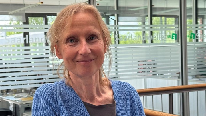 Foto von Prof. Polzin-Haumann in den Räumlichkeiten des Saarländischen Rundfunks