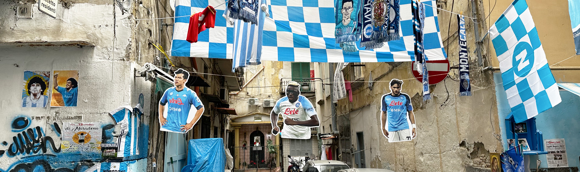 Foto einer Stadt welche mit den Farben und Trikots der argentinischen Fußballmannschaft dekoriert ist.