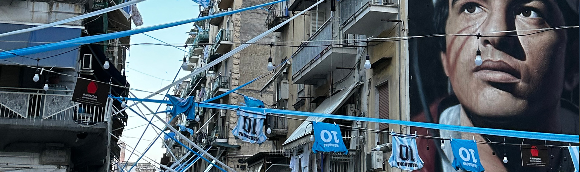 Foto einer Stadt welche mit den Farben und Trikots der argentinischen Fußballmannschaft dekoriert ist.