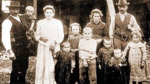 Zu sehen ist ein altes Familienfoto