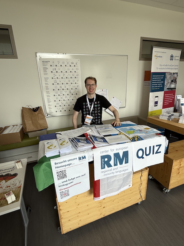 Zu sehen ist Johannes Willrett vor dem Stand des eRMi.
