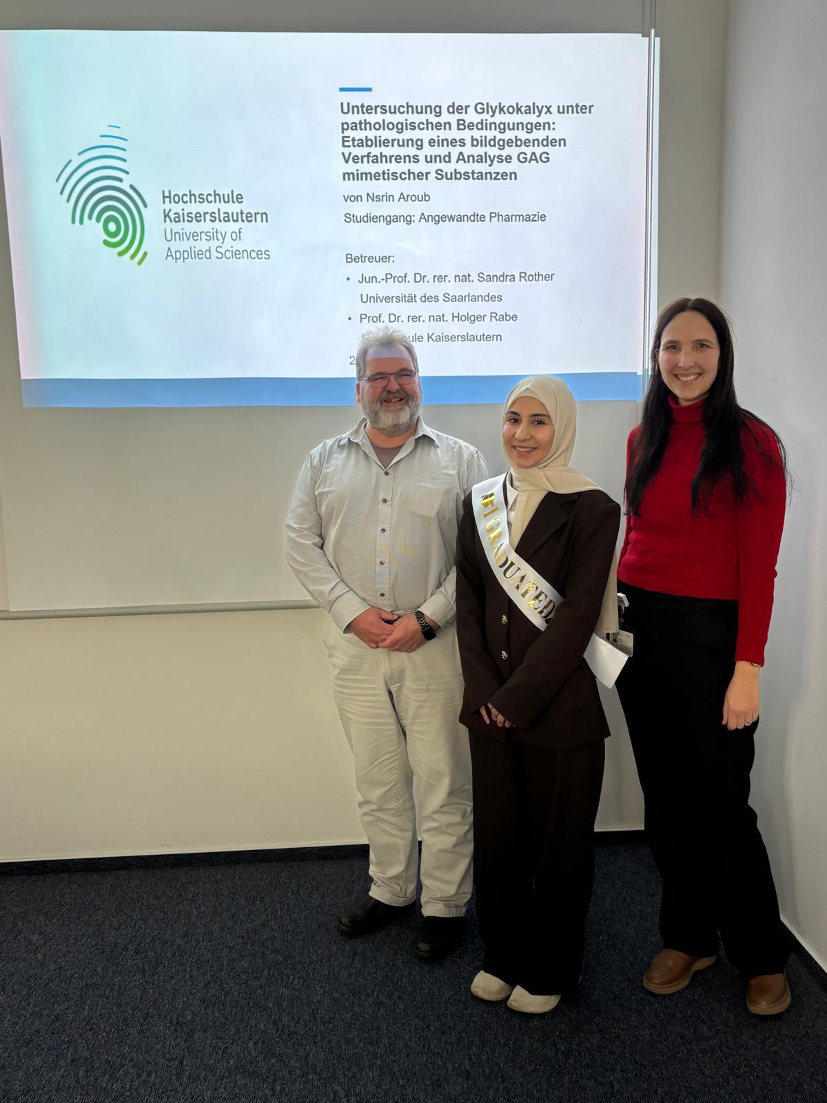 drei Menschen vor Folie