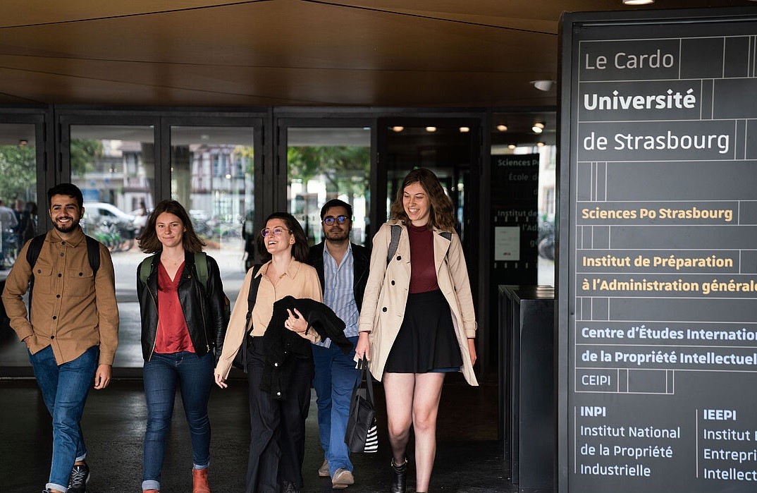 Studierende vor dem Eingang der Universität in Strasbourg 