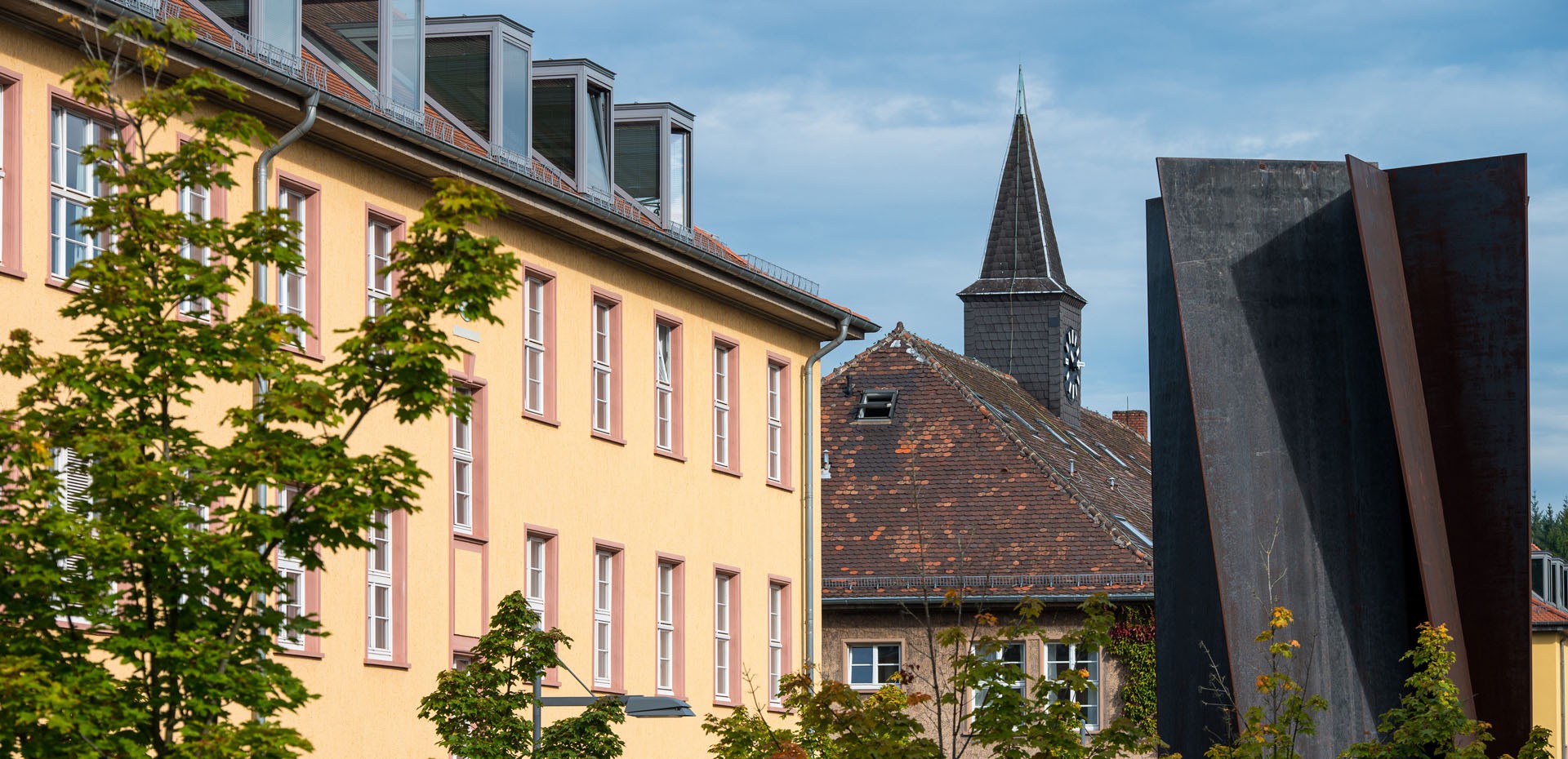 Campusansicht: Stahlskulptur Torque von Richard Serra und Gebäude A2 4
