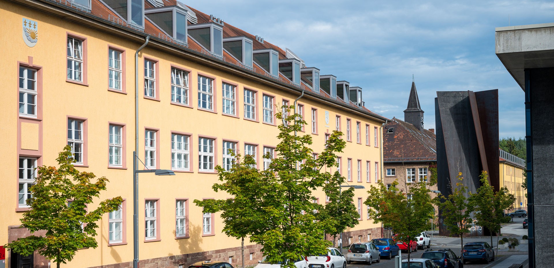 Campusansicht: Die Stahlskulptur Torque von Richard Serra und Gebäude A2 4