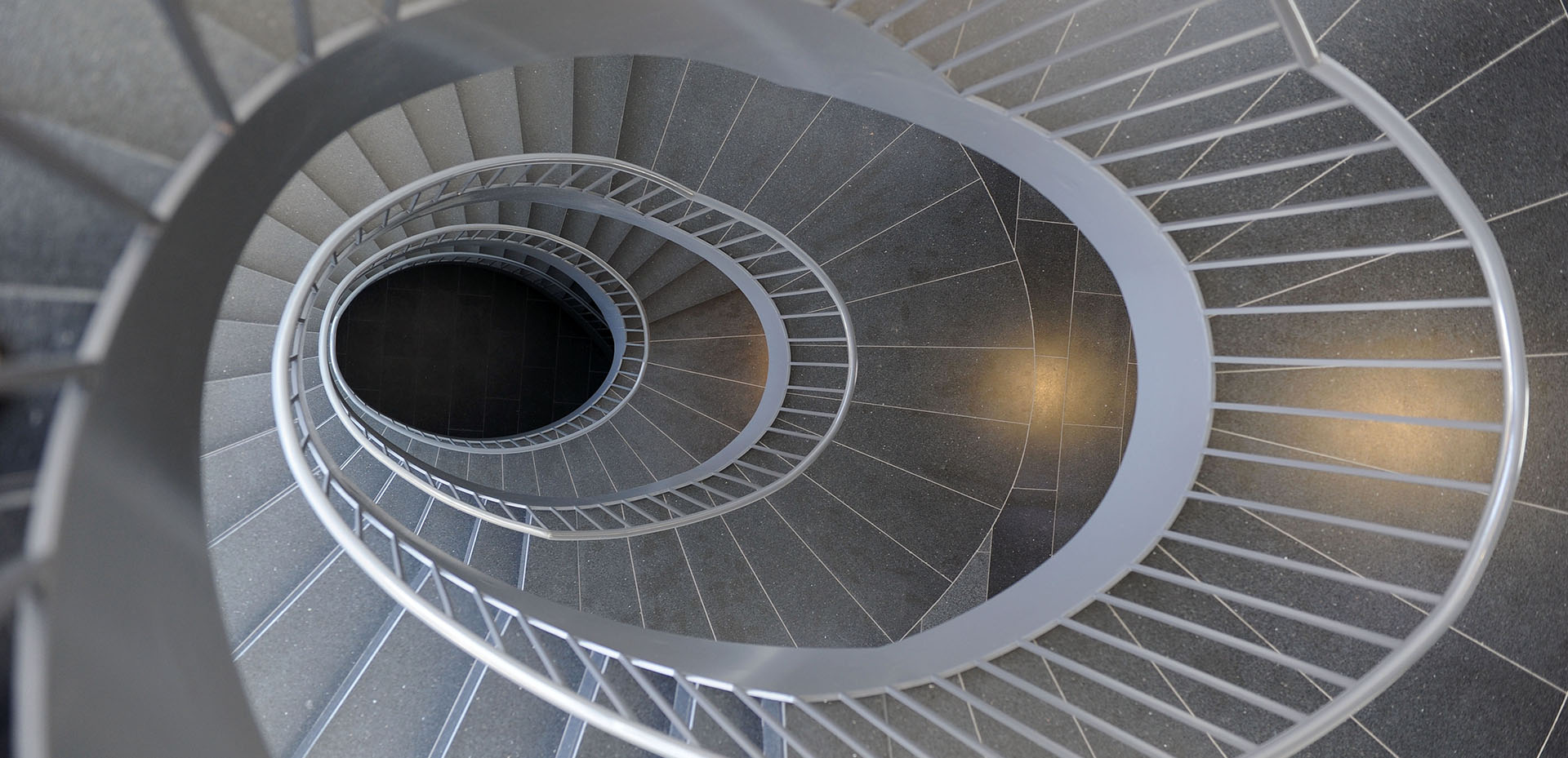 Blick nach unten auf Wendeltreppe im DFKI