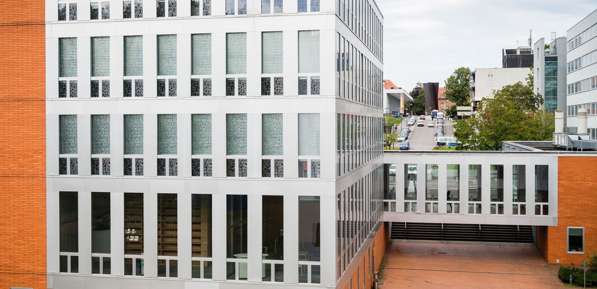 Fensterfront links und Ausblick auf Skulptur Torque rechts