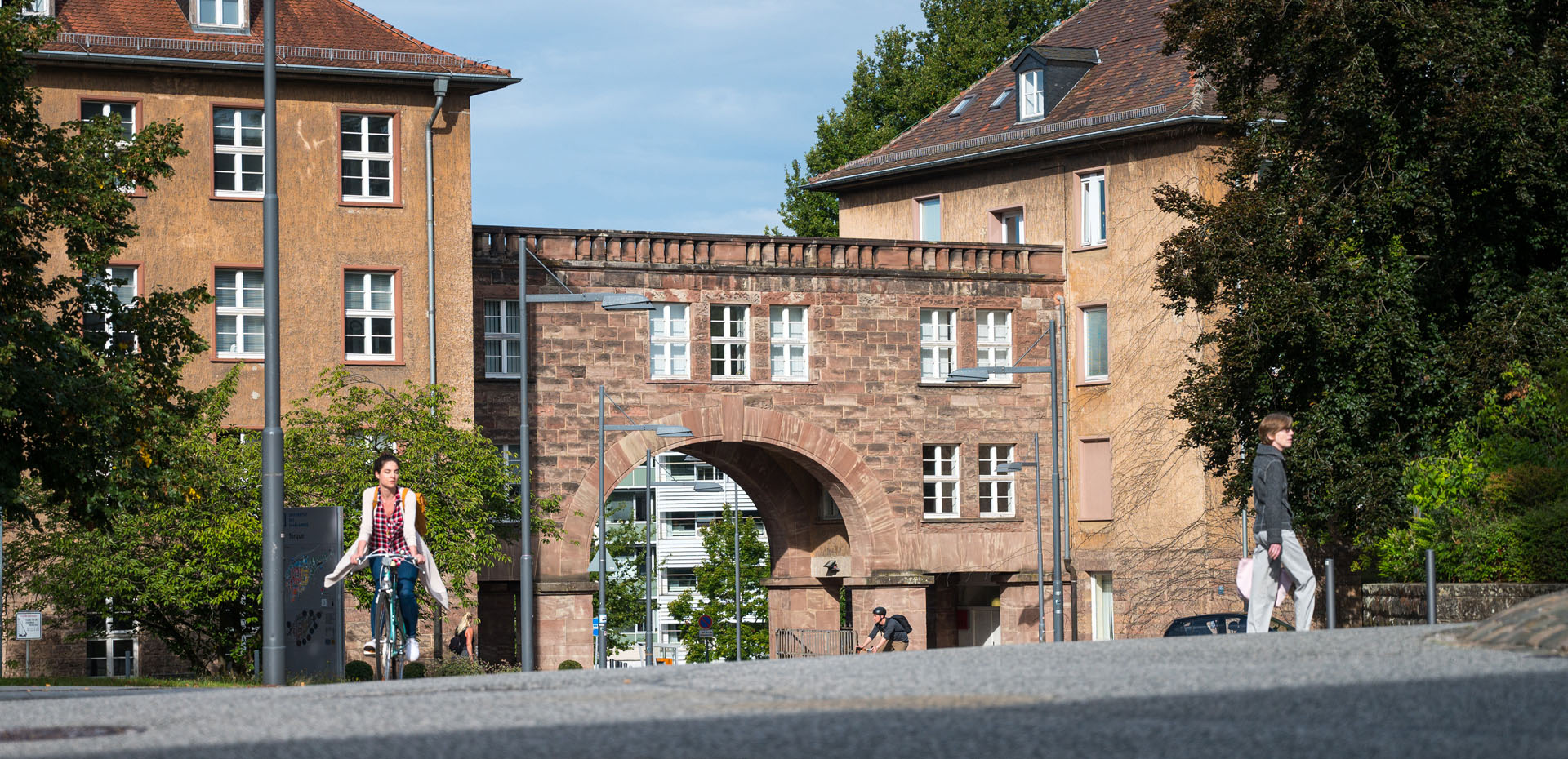 Eingangstor der Universität mit Nebengebäuden