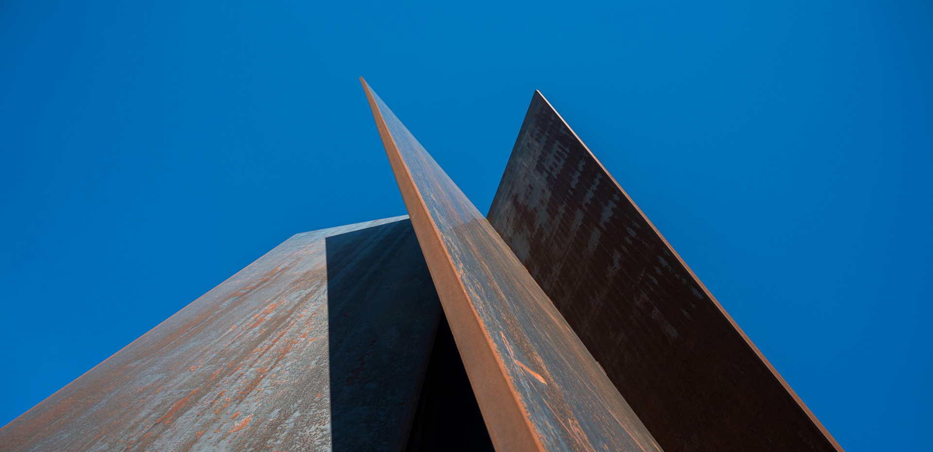 Blick nach oben auf die Stahlskulptur Torque von Richard Serra