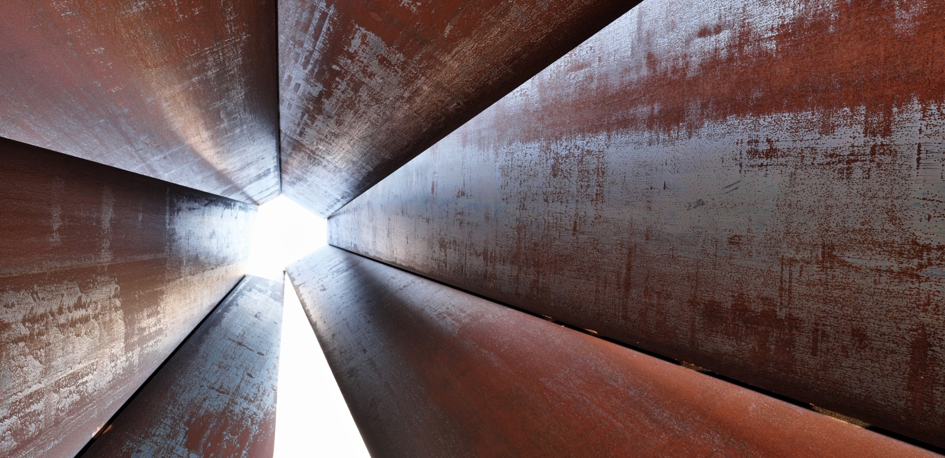 Blick nach oben in der Stahlskulptur "Torque"