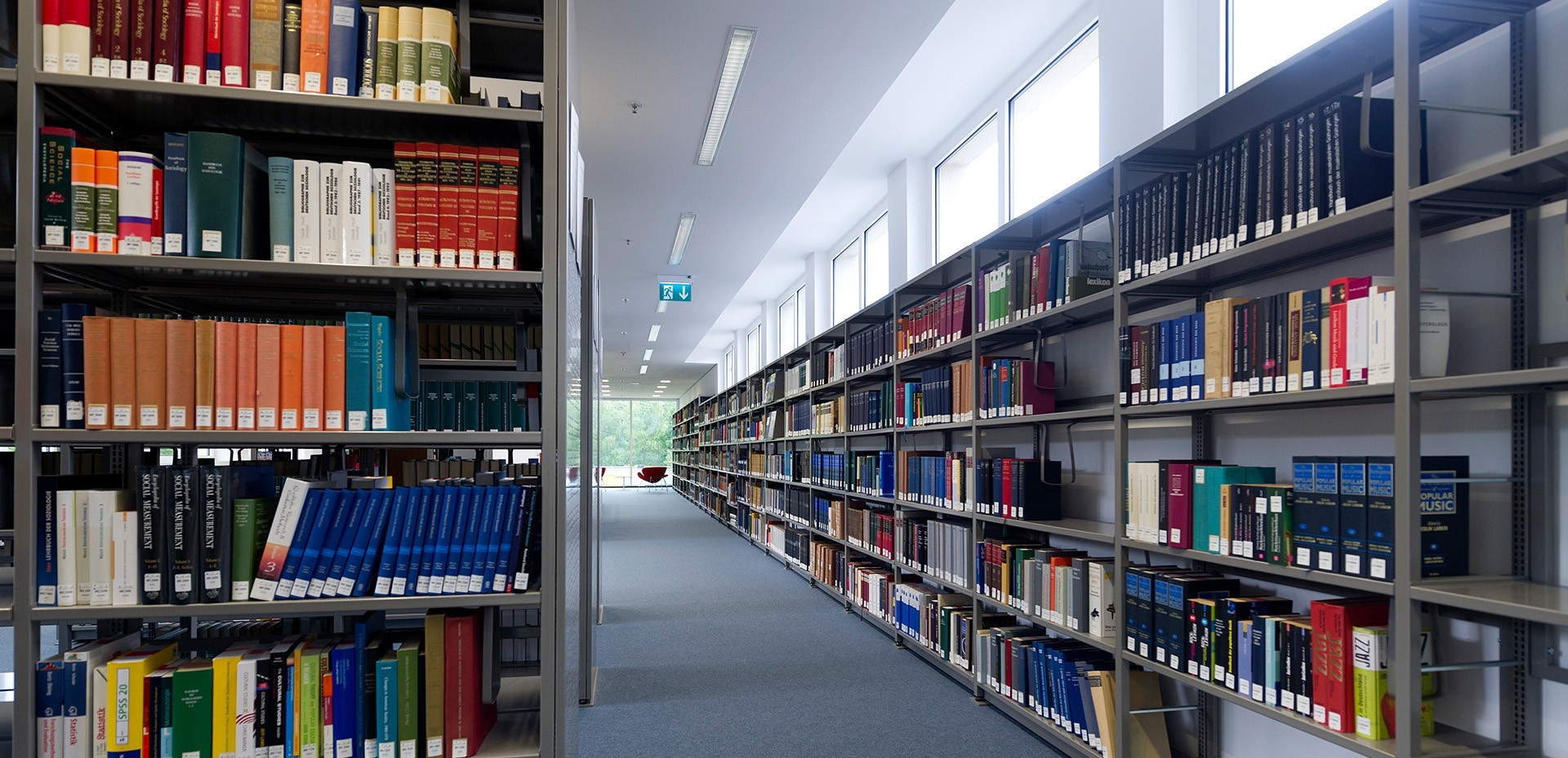 Bücherregale in einer Bibliothek