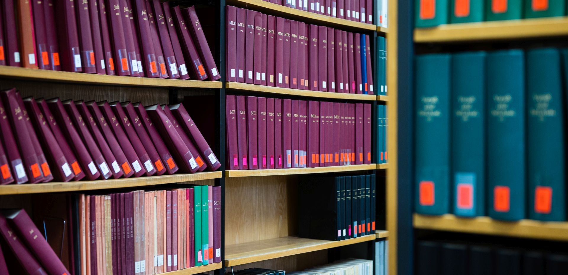 Bücherregale in einer Bibliothek