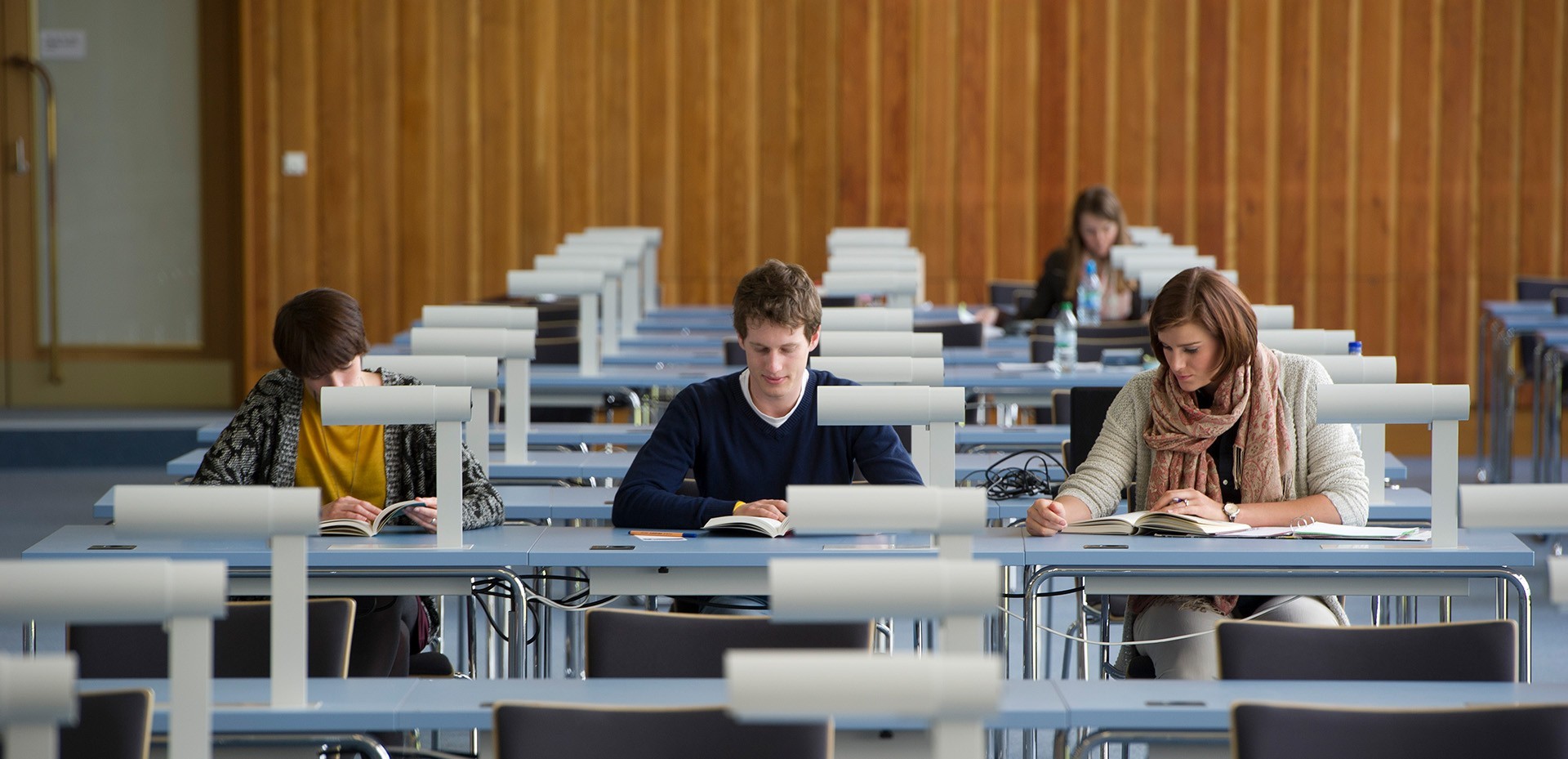 Studierende sitzen an Arbeitsplätzen in der Bibliothek