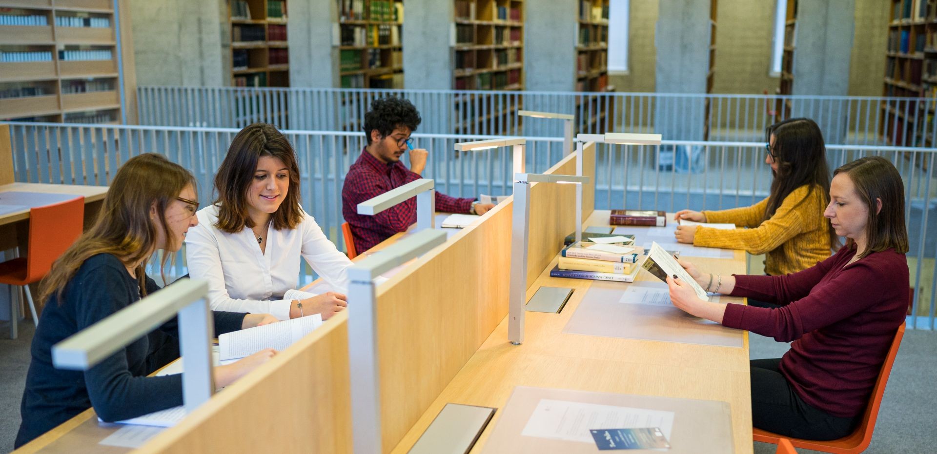 Lerngruppe in der Bibliothek