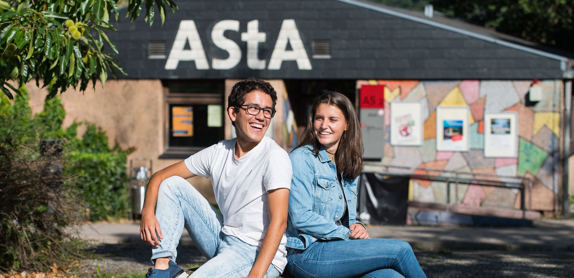 zwei Studierende vor dem ASTA Gebäude