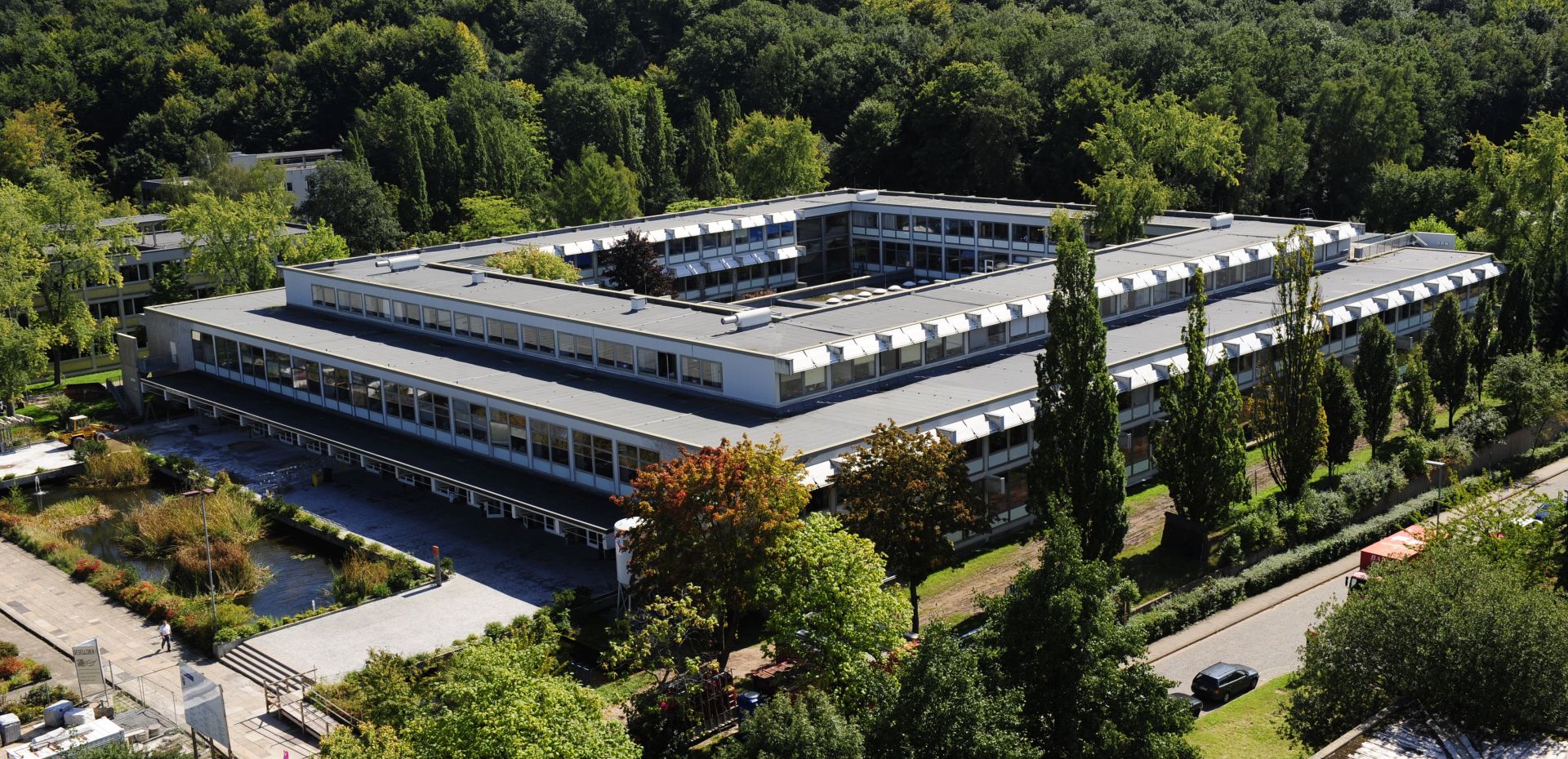 Gebäudeansicht B4 1 auf dem Campus der Universität des Saarlandes