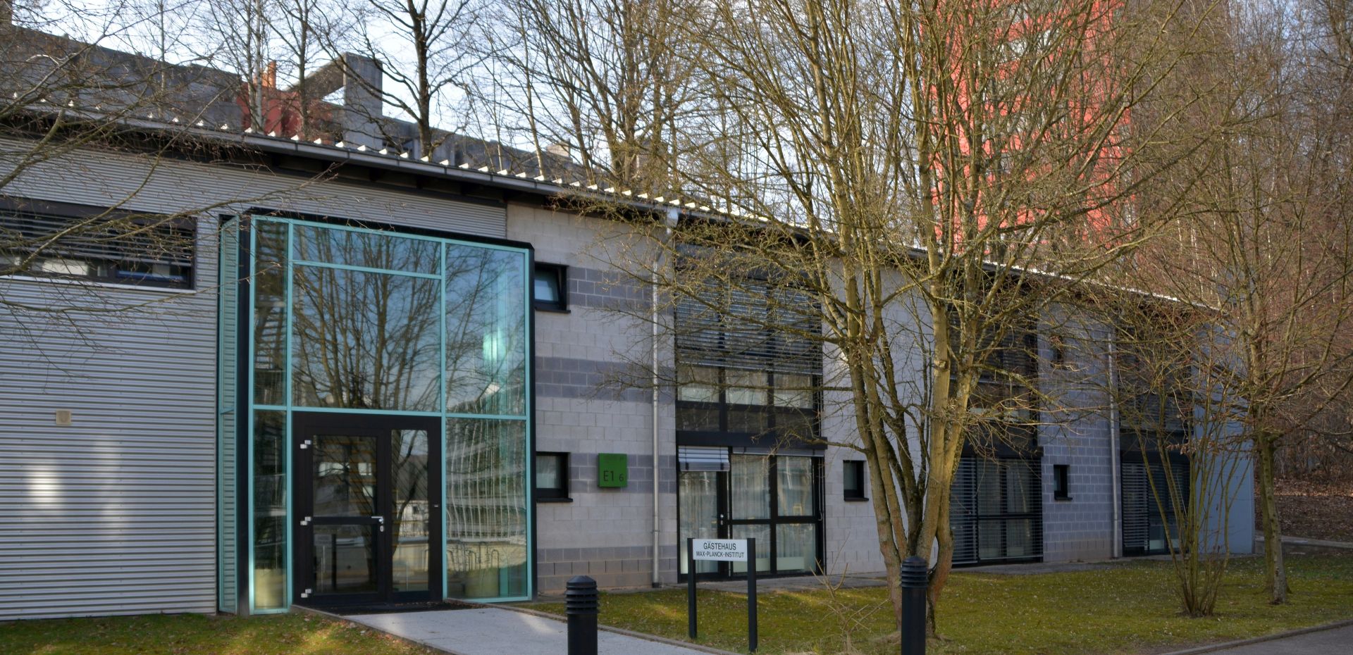 Gebäudeansicht E1 6 auf dem Campus der Universität des Saarlandes