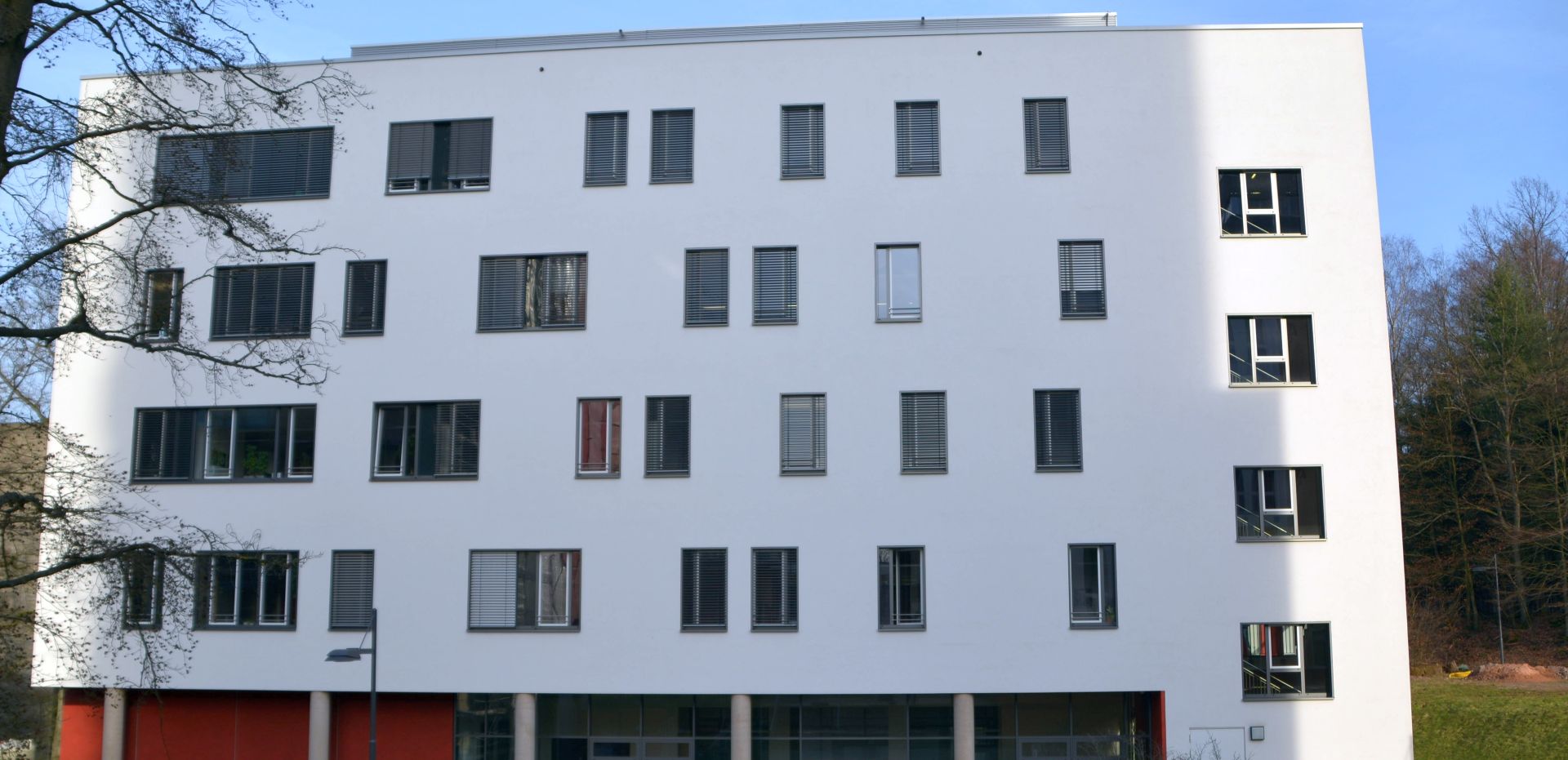 Gebäudeansicht E2 9 auf dem Campus der Universität des Saarlandes