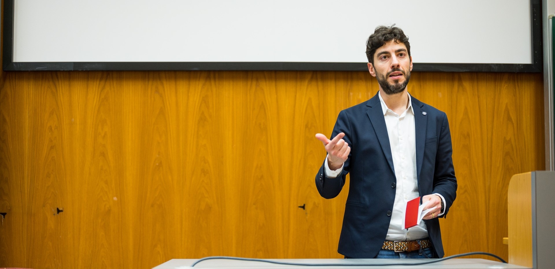 Dozent lehrt in einem Hörsaal der Saar-Universität