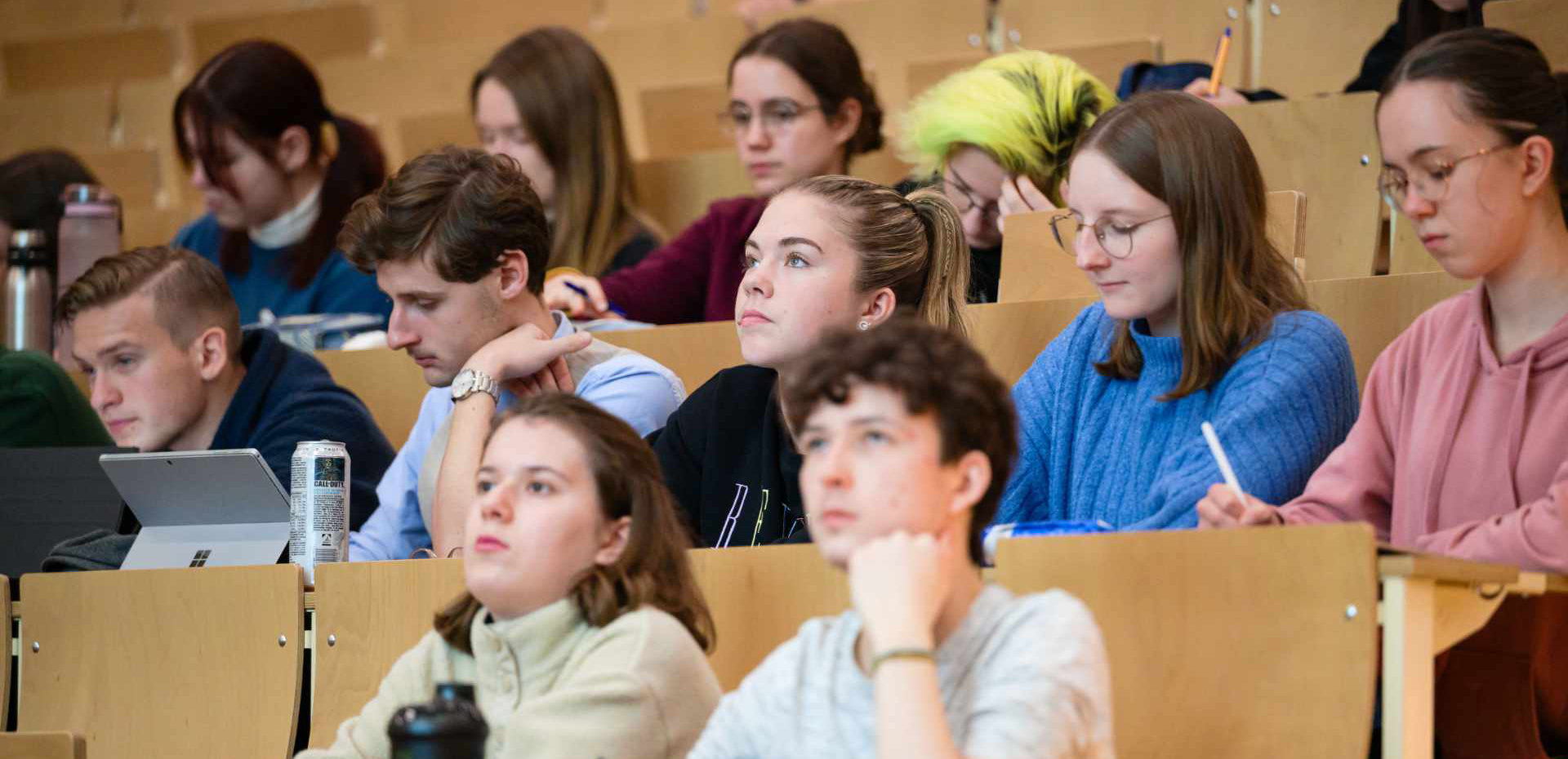 Studierende während einer Vorlesung im Hörsaal