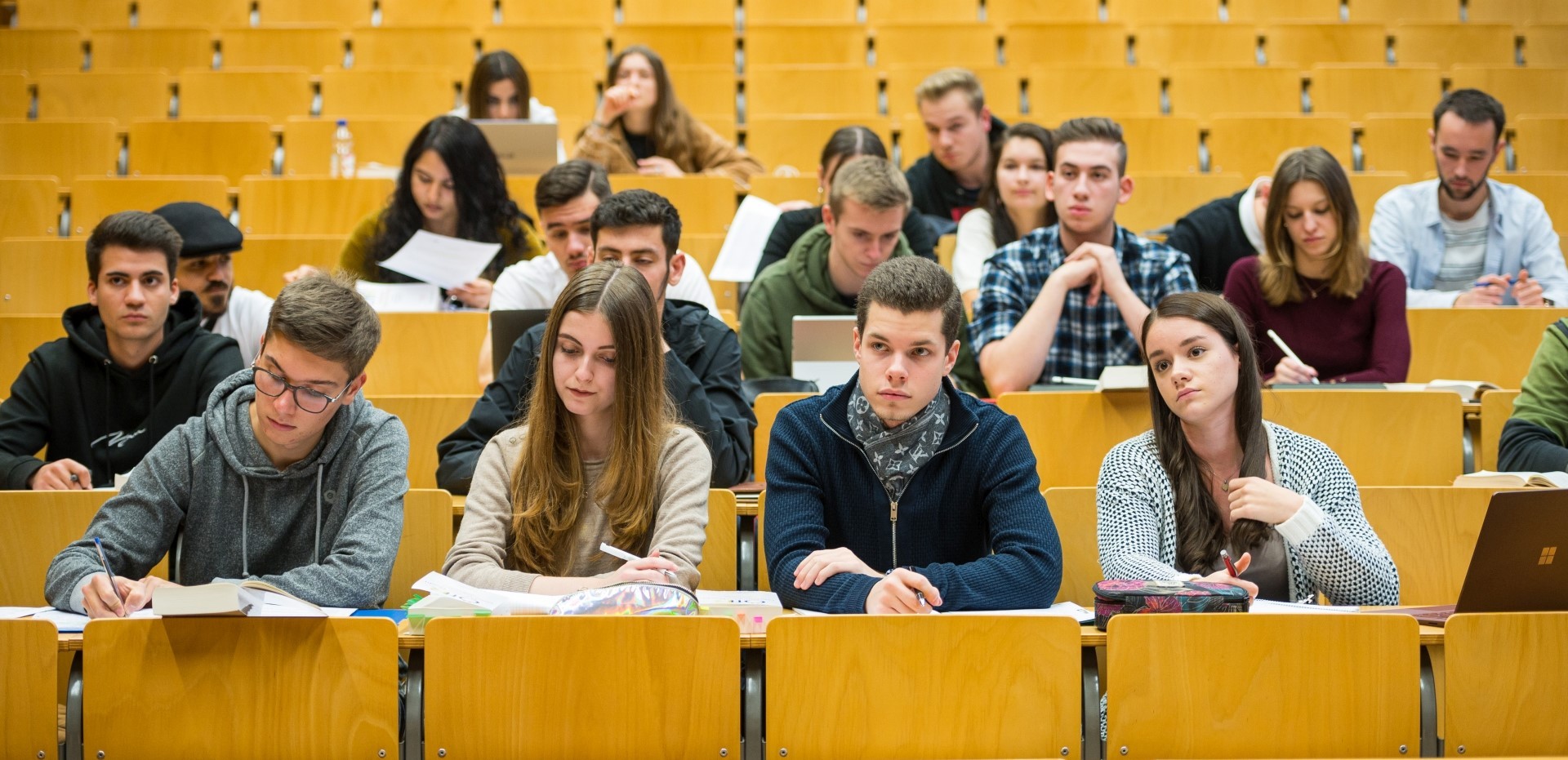 Studierende sitzen in einem Hörsaal der Universität des Saarlandes