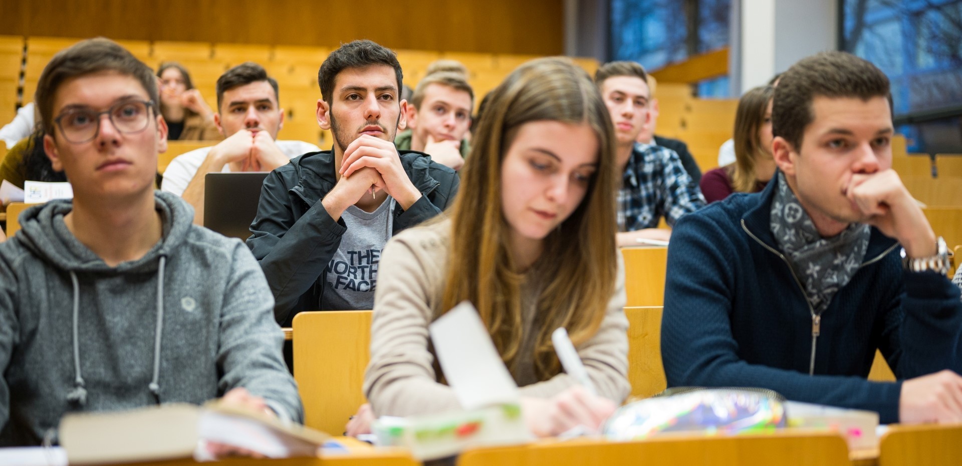 Studierende sitzen in einem Hörsaal der Universität des Saarlandes