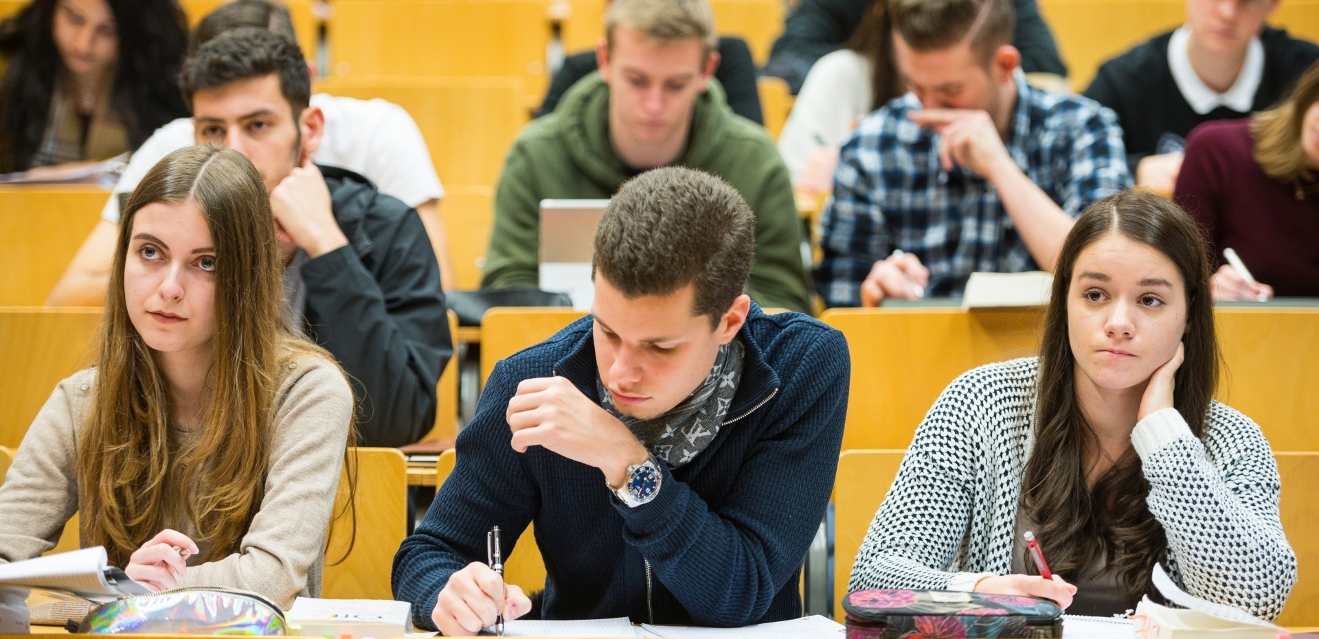 Studierende sitzen in einem Hörsaal der Universität des Saarlandes