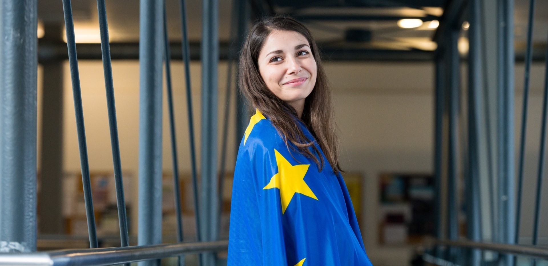 Studentin mit umgehängter Europaflagge