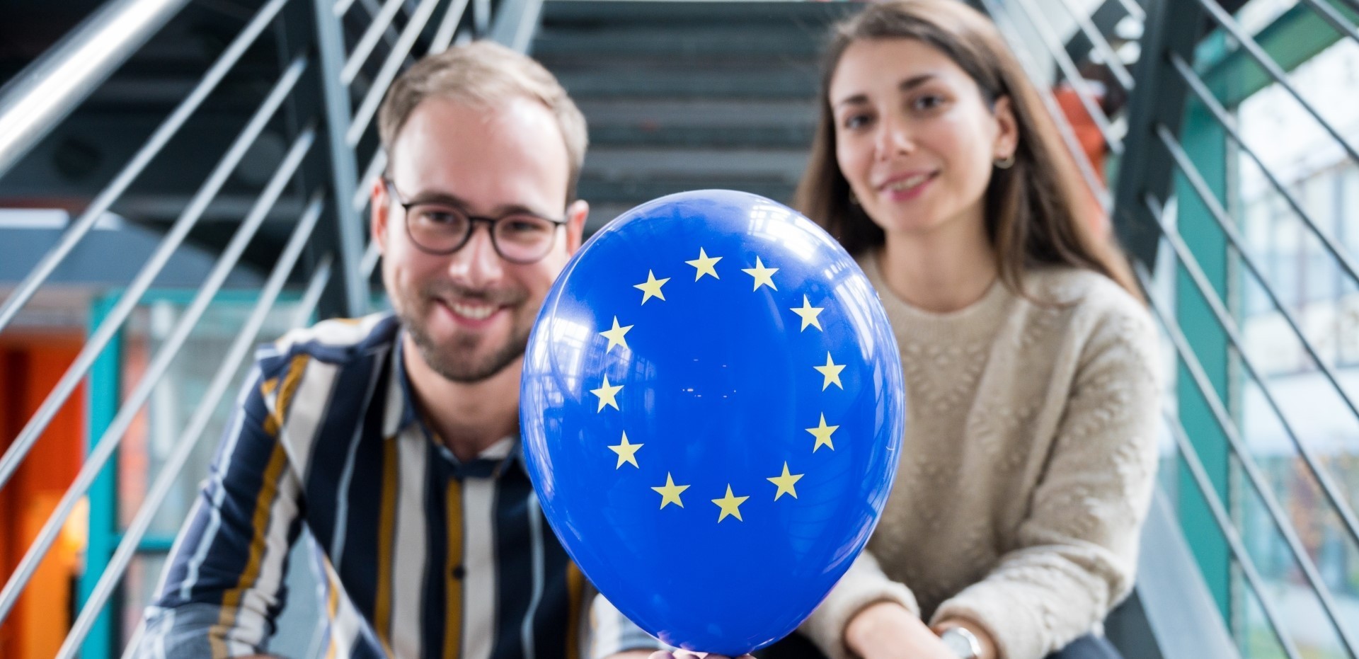 Zwei Studierende mit einem Europa-Luftballon