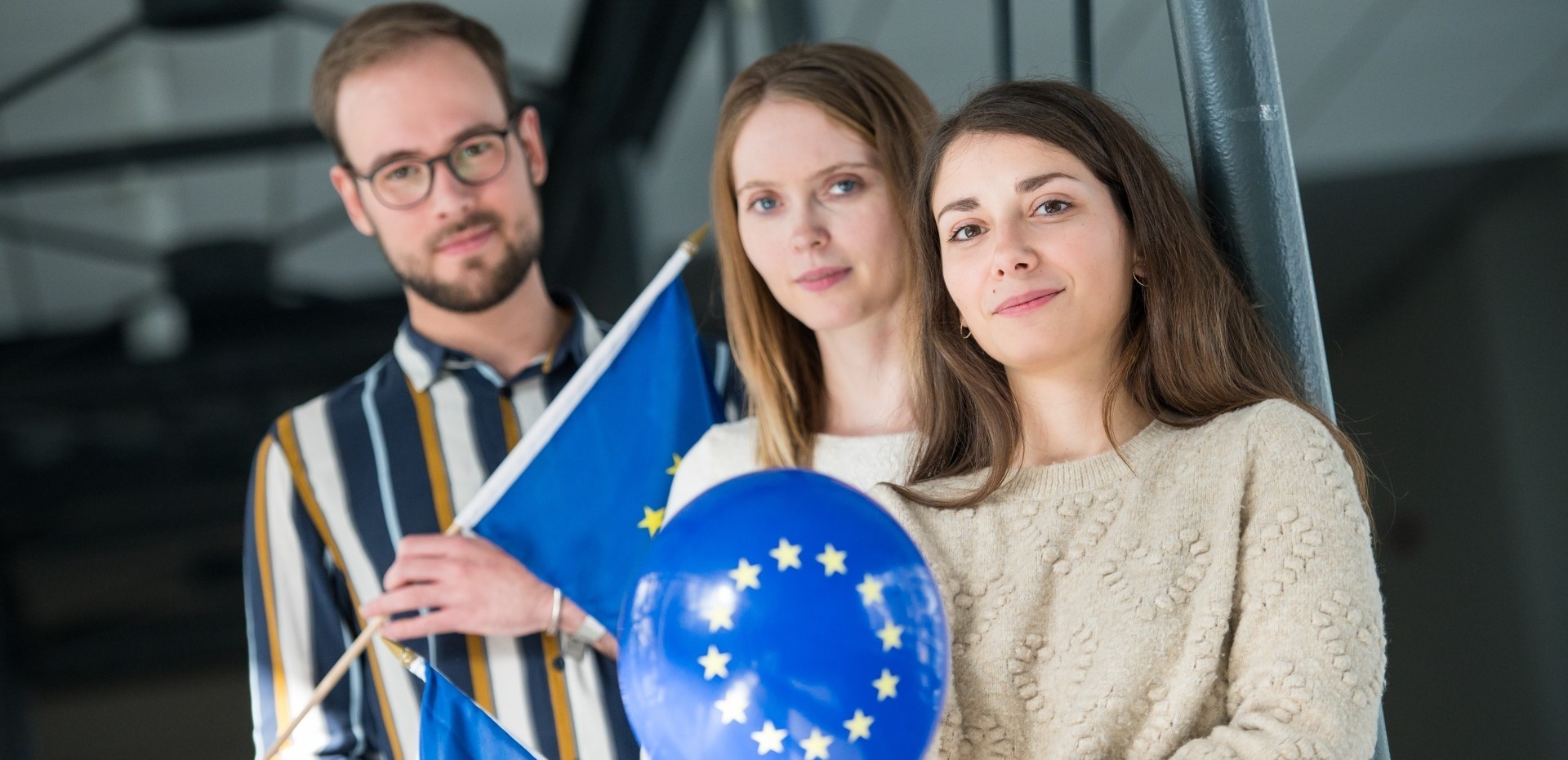 Studierende mit Europaflagge und Luftballon