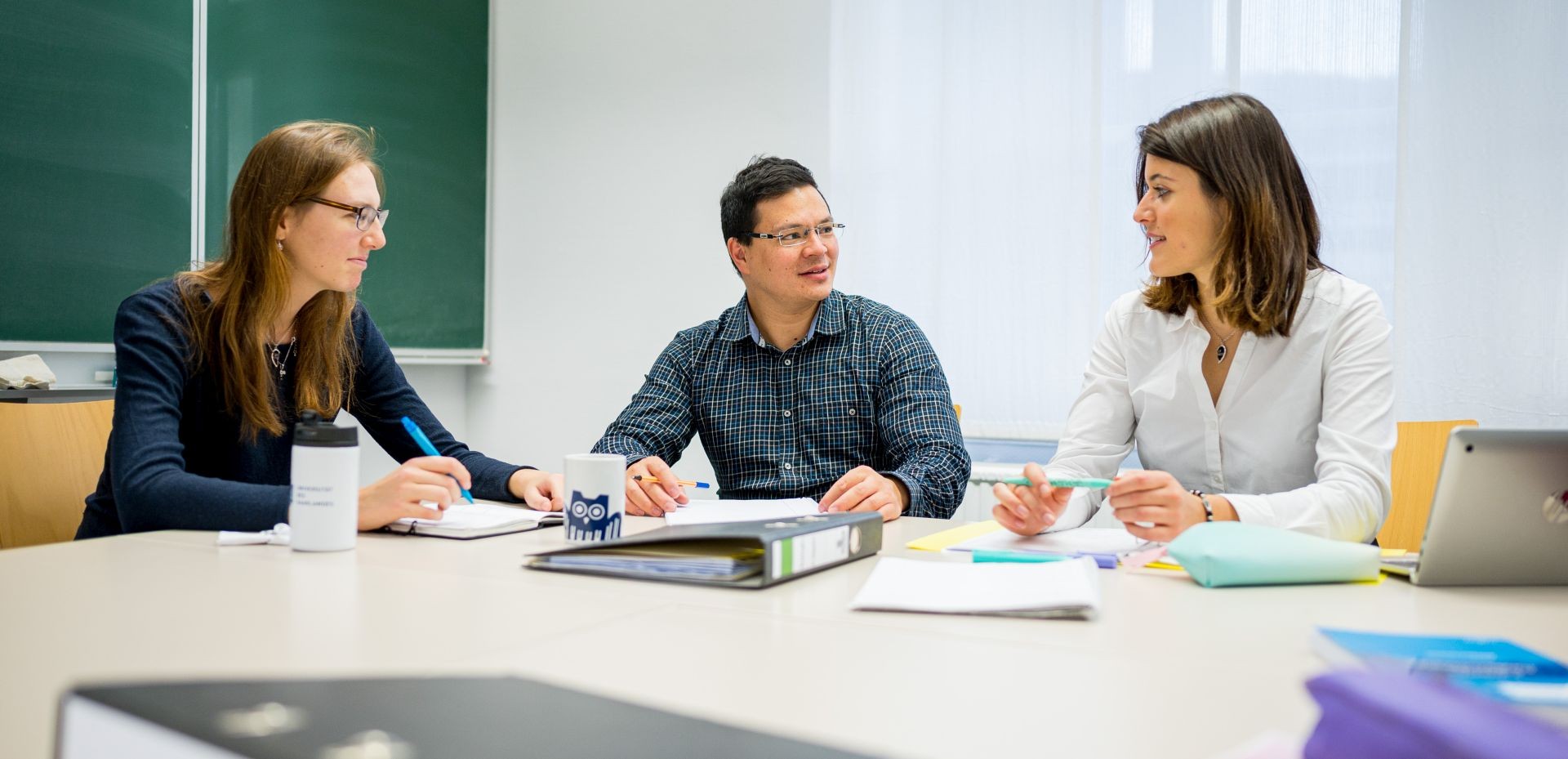 Studierende in einem Seminarraum der Universität