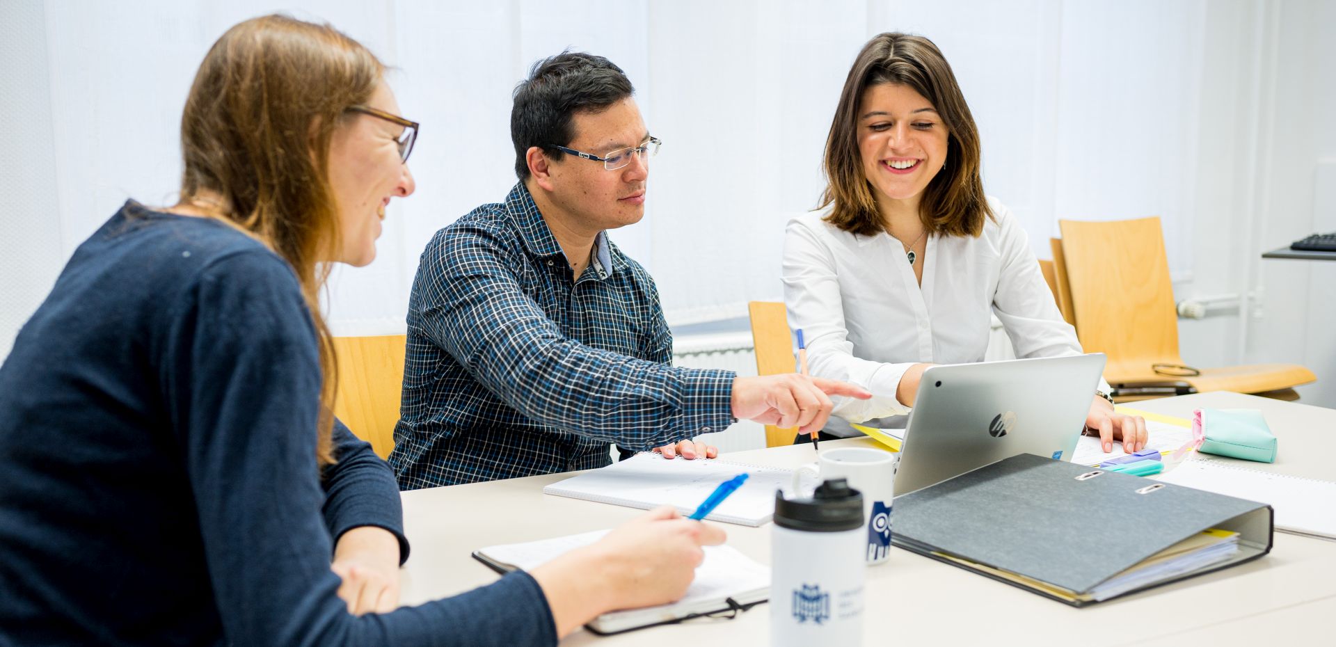 Studierende arbeiten in einem Seminarraum der Universität