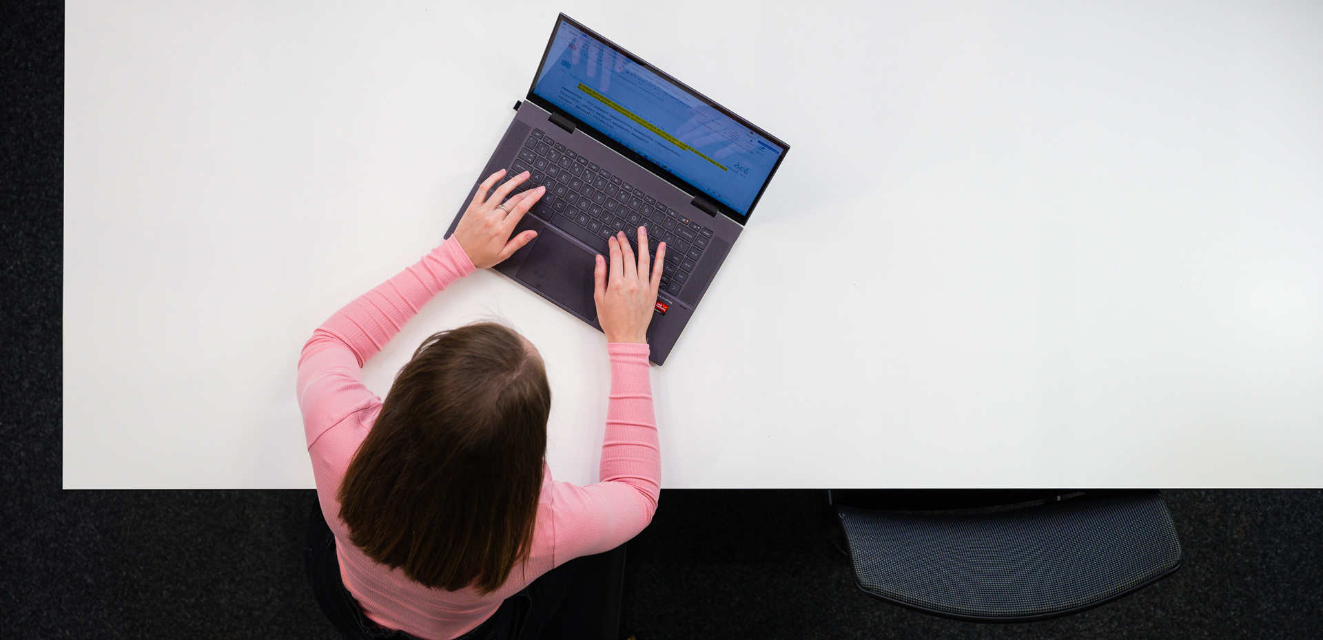 Frau am Laptop von oben fotografiert