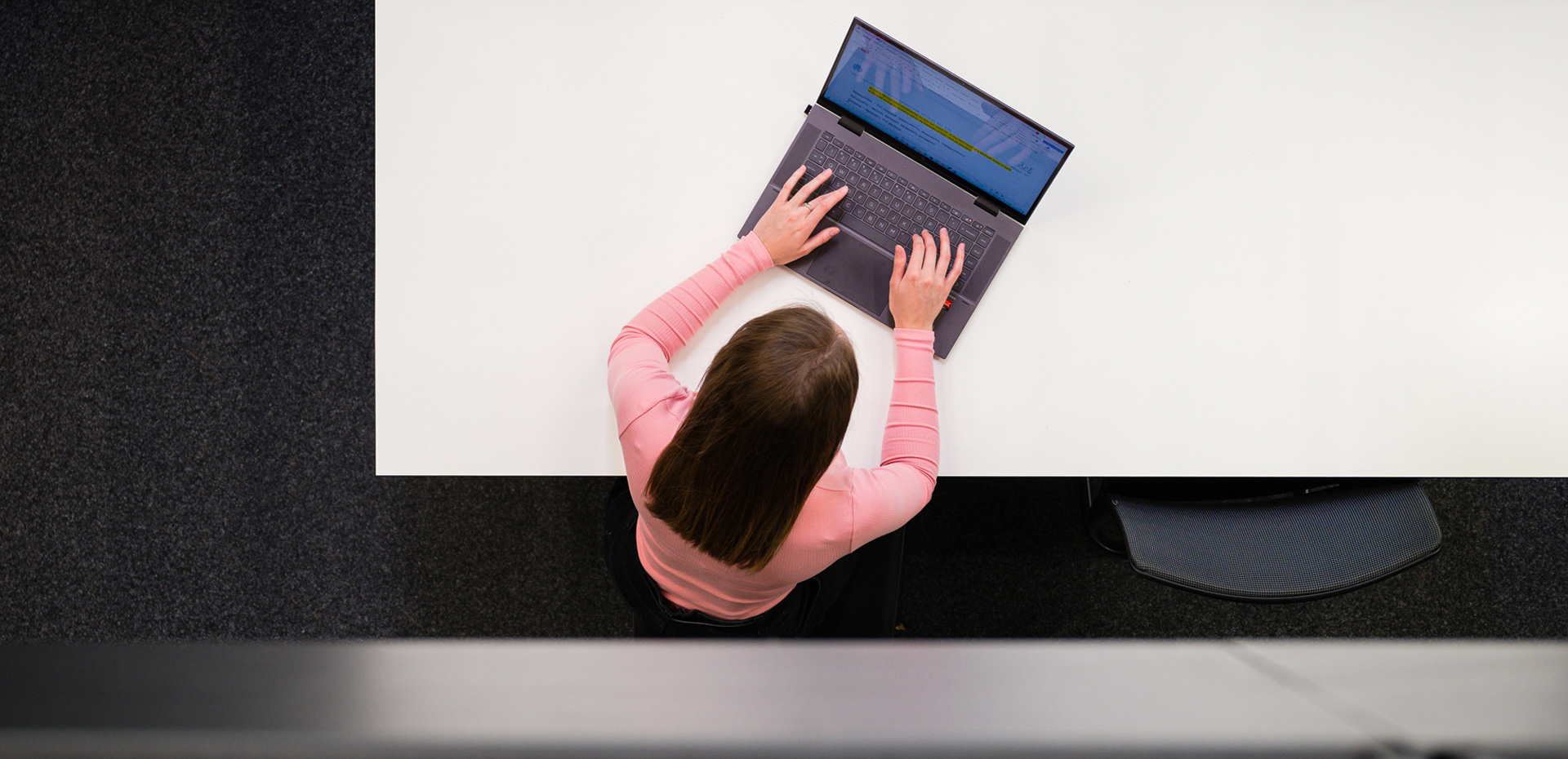 Frau am Laptop von oben fotografiert