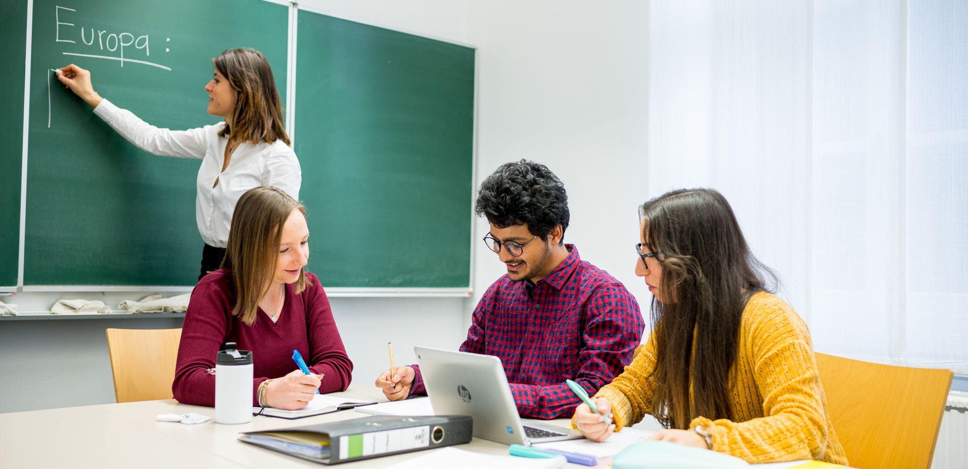 Studierende in einem Seminarraum