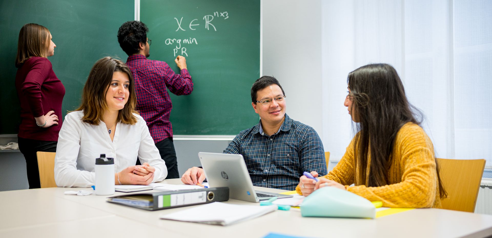 Studierende in einem Seminarraum