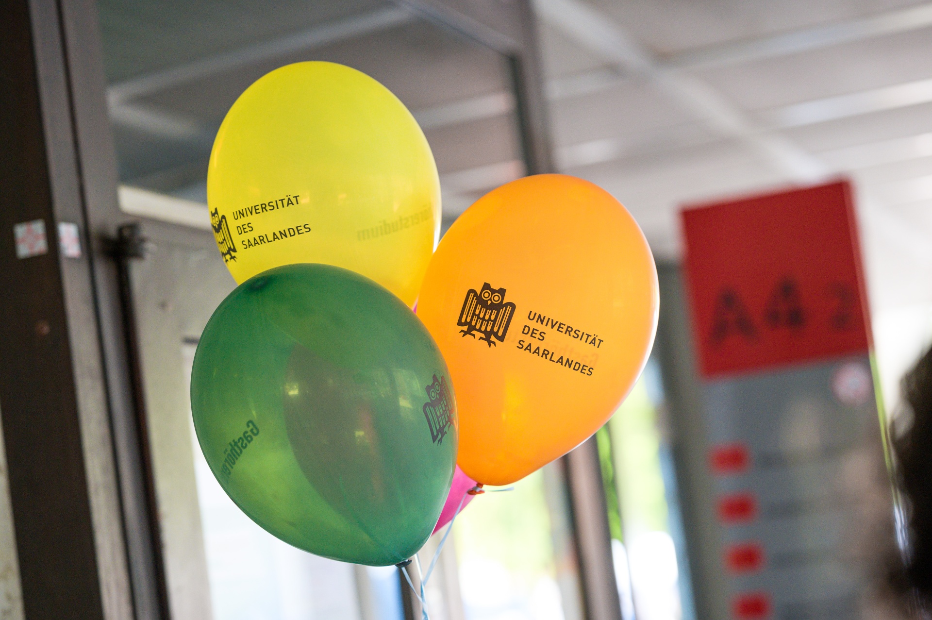 Drei Luftballons mit Aufdruck "Universität des Saarlandes"