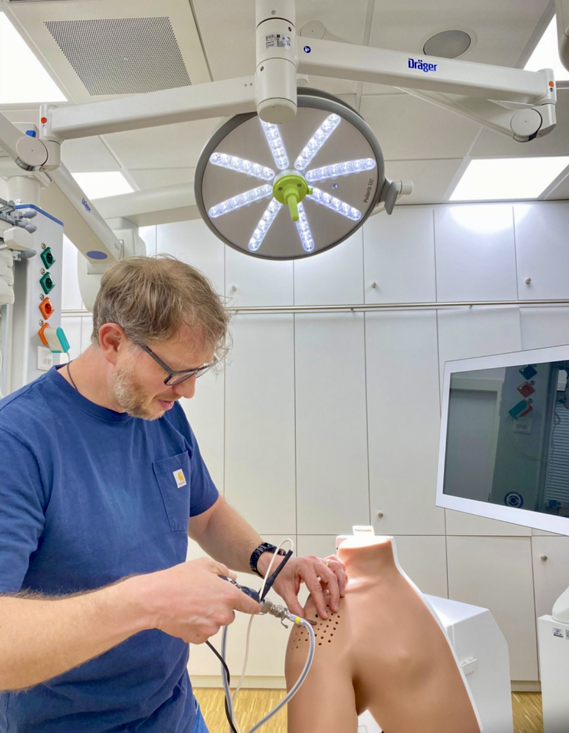 Eine der möglichen Übungssituationen im SIM-Hospital: Ein minimalinvasiver Eingriff an der Schulter Dominik Monz demonstriert einen minimalinvasiven Eingriff an der Schulter einer Puppe im Operationssaal des SIM-Hospitals
