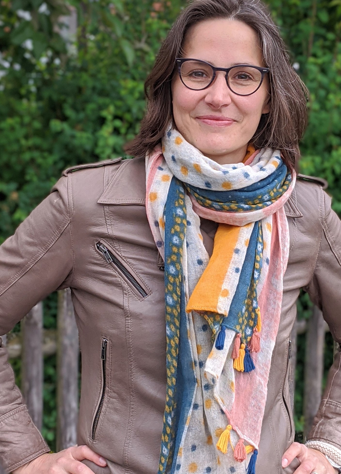 Andrea Heckert Frau mit Schal und Brille