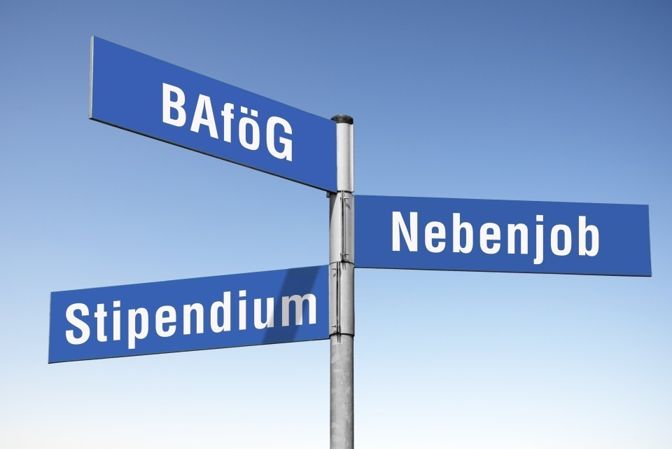 Straßenschilder "BAföG", "Nebenjob" und "Stipendium" weisen in verschiedene Richtungen