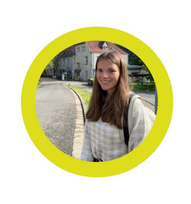 junge Frau auf dem Homburger Universitätscampus